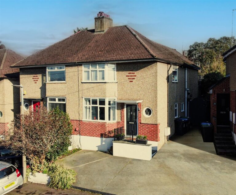 Corner Hall Avenue, Hemel Hempstead, HP3