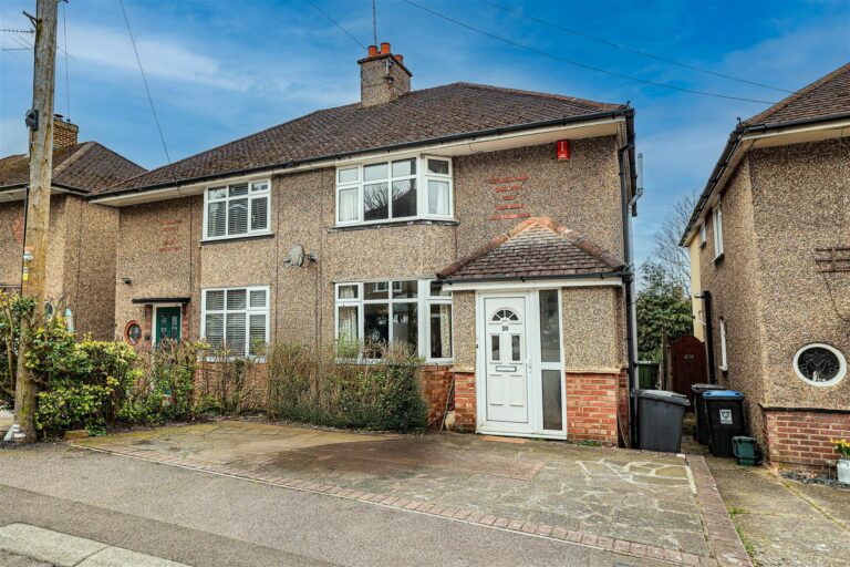 Corner Hall Avenue, Hemel Hempstead, HP3