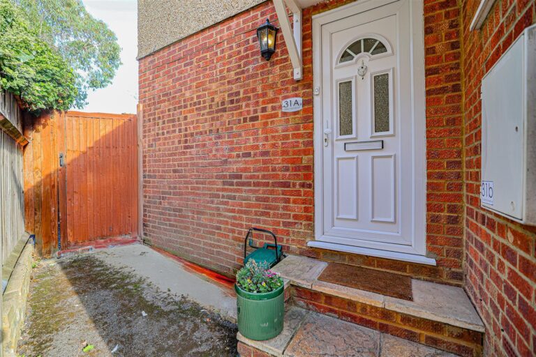 Corner Hall Avenue, Hemel Hempstead, HP3