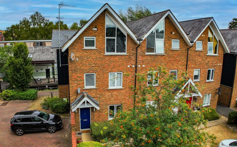 Fourdrinier Way, Hemel Hempstead, HP3