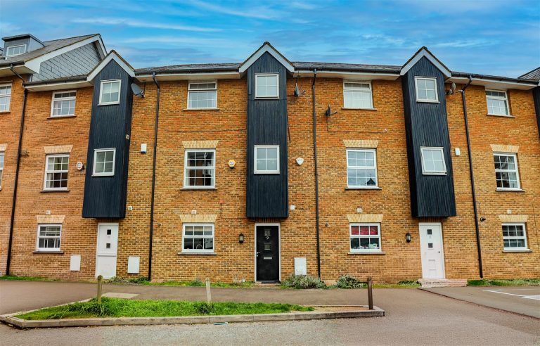 Fourdrinier Way, Hemel Hempstead, HP3