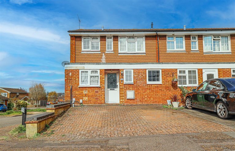 Stuarts Close, Hemel Hempstead, HP2