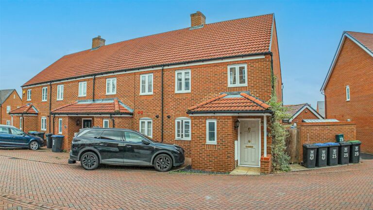 Woodpecker Drive,, Hemel Hempstead, HP3